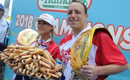 Joey Chestnut bei der Preisverleihung eines Hotdog-Wettbewerbs