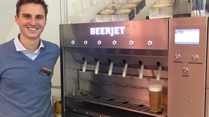 Mann vor Schankmaschine