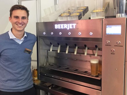 Mann vor Schankmaschine