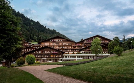 Das Huus-Hotel in Gstaad von außen
