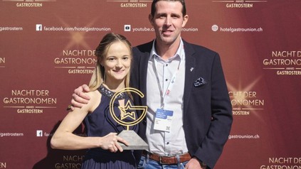 Rolf Fuchs (Gastrostern des Jahres 2014, Restaurant Panorama Hartlisberg) freut sich mit seiner jungen Mitarbeiterin Laura Loosli über die Auszeichnung.