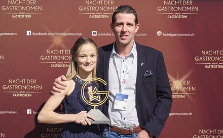 Rolf Fuchs (Gastrostern des Jahres 2014, Restaurant Panorama Hartlisberg) freut sich mit seiner jungen Mitarbeiterin Laura Loosli über die Auszeichnung.