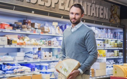 Lorenz Wedl hält einen italienischen Grana Padano in der Hand
