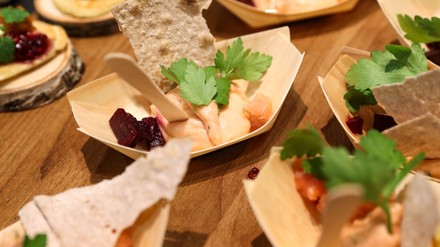 Schälchen mit Mousse und Knäckebrot