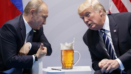 Putin und Trump sprechen miteinander und zwischen den beiden steht ein Krug Bier