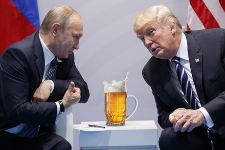 Putin und Trump sprechen miteinander und zwischen den beiden steht ein Krug Bier