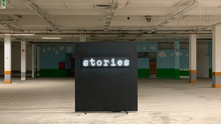 leerstehendes Spielwarengeschäft mit einem „Stories“-Aufsteller