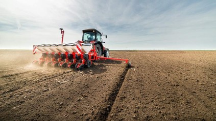 Bauer mit Traktor auf Feld