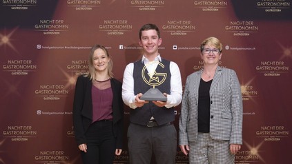 Jacob Schümperli mit Vorjahressiegerin Laura Loosli und Esther Lüscher, Präsidentin Hotel & Gastro Union.