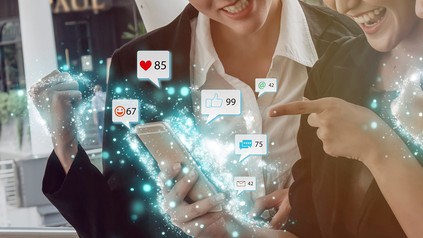 Frauen sehen gemeinsam auf ein Smartphone
