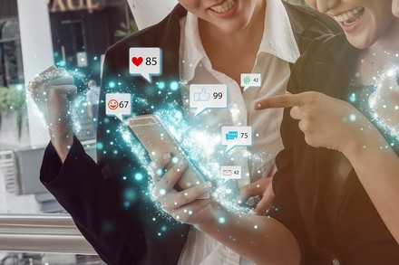 Frauen sehen gemeinsam auf ein Smartphone