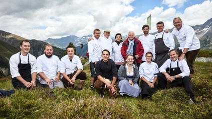Eine Gruppe Köche vor einem Bergpanorama