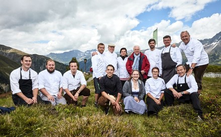 Eine Gruppe Köche vor einem Bergpanorama