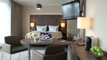 Hotelzimmer mit Laptop