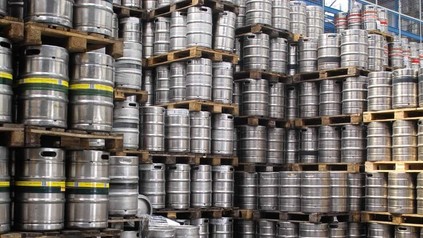 Eine Vielzahl gestapelter Bierfässer