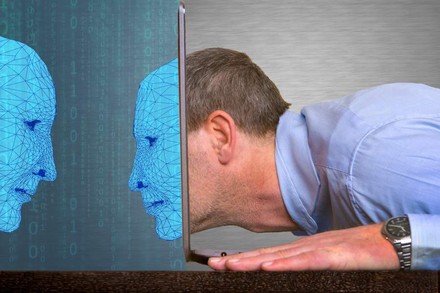 Ein Mann steckt seinen Kopf in einen PC und verwandelt sich dort in eine Pixelfigur