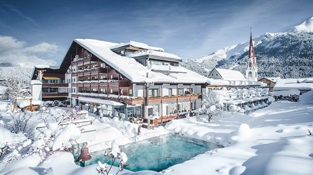Außenansicht des Hotel Klosterbräu und Spa in Winter