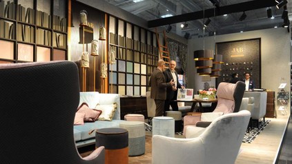 Aussteller zeigt Kunden Möbel