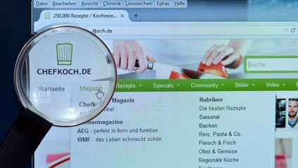 Die Webseite von Chefkoch.de vergrößert mit einer Lupe