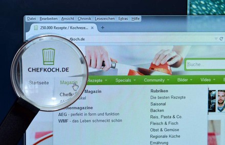 Die Webseite von Chefkoch.de vergrößert mit einer Lupe