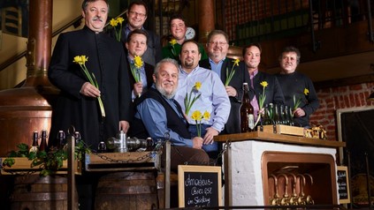 Gruppe Männer mit Blumen in der Hand