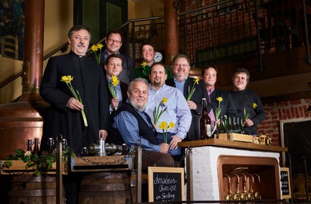 Gruppe Männer mit Blumen in der Hand
