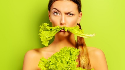 Frau mit Salatbart