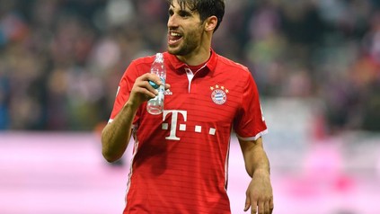 Javi Martinez trinkt Wasser