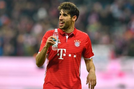 Javi Martinez trinkt Wasser