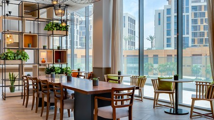 Blick in den Speisesaal eines Hotels, IntercityHotel Dubai Jaddaf Waterfront