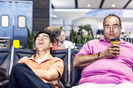 Zwei Männer sitzen auf Stühlen