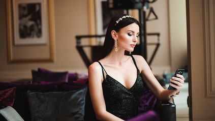 Eine Frau in einem Hotel