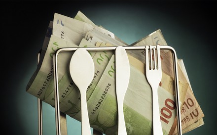Ein Geldbündel neben einem Besteck