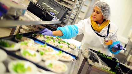 Eine Köchen beim Catering-Service der Lufthansa