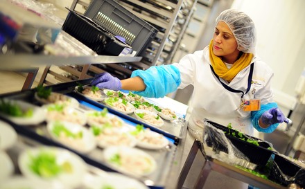 Eine Köchen beim Catering-Service der Lufthansa