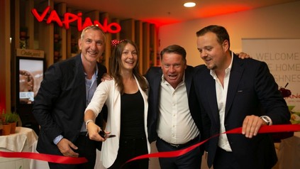 Cornelius Everke, Barbara Schmidt, Jochen Halfmann und Philipp Zinggl bei der Restauranteröffnung des Vapiano am Wienerberg
