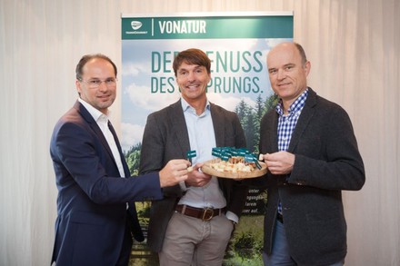 Transgourmet-Geschäftsführer Thomas Panholzer mit Alexander Quester und Spitzenkoch Rudi Obauer