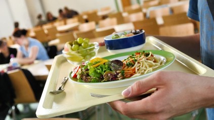 Mensa Essen auf Tablett