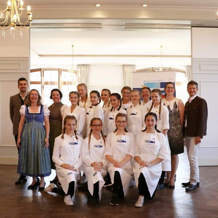 Jürgen Lochbihler, Alexandra Hofer, Stefanie Kaindl, Barbara Newrzella und Alex Dietz posieren mit den Schülerinnen des Sophie-Scholl-Gymnasiums