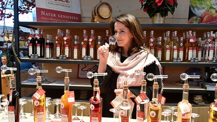 Staatsministerin für Ernährung, Landwirtschaft und Forsten Michaela Kanniber probiert einen Edelobstbrand am Stand der Firma Eder.