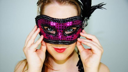 Frau mit Maske