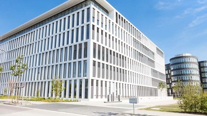 Ein modernes Gebäude von außen