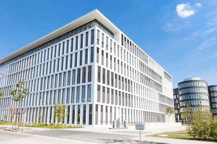 Ein modernes Gebäude von außen