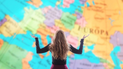 Eine Frau vor einer Weltkarte