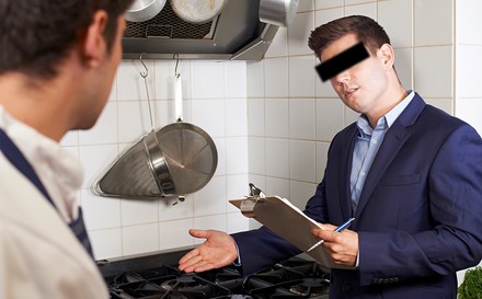 Eine Lebensmittelkontrolle in einer Restaurantküche