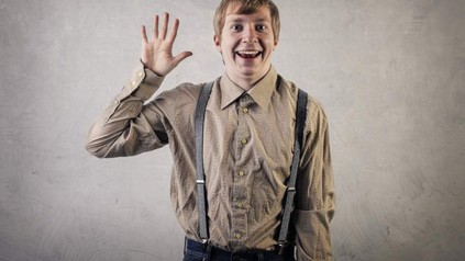 Mann winkt in die Kamera