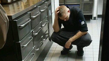 Küchenpersonal lässt Kaffeetasse in Küche fallen