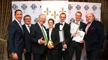 Thorsten Pötter und einige andere Personen mit Urkunden und Preisen in den Händen