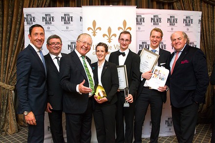 Thorsten Pötter und einige andere Personen mit Urkunden und Preisen in den Händen