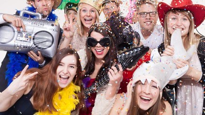 Mehrere Personen, die feiern